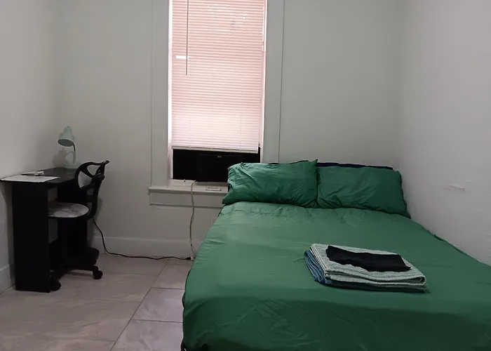 Hostel Tampa, 15 Minutes To Airport, Near Ybor City, Downtown, Self Check-In