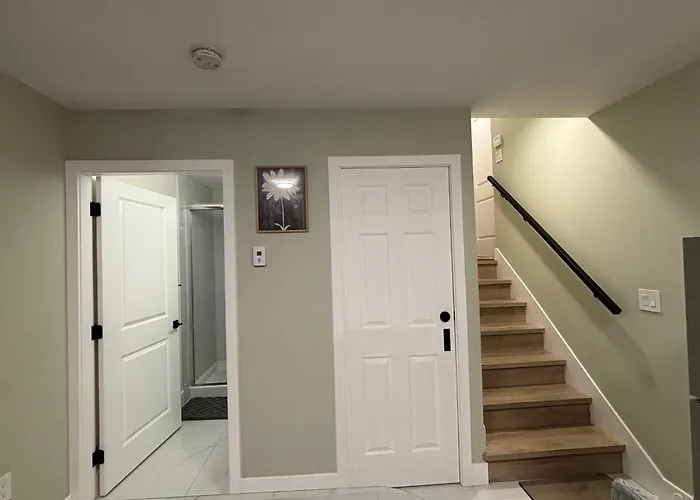 Private Bachelor Suite Near Pne Vancouver