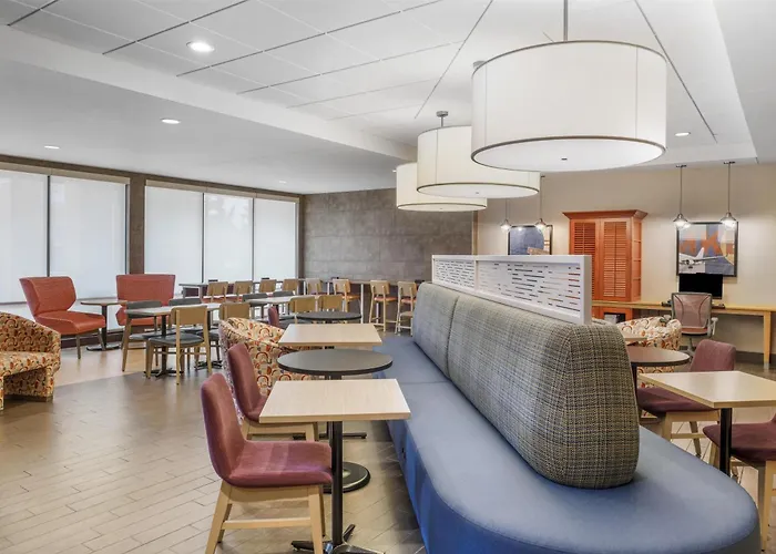 Home2 Suites By Hilton Milwaukee Airport