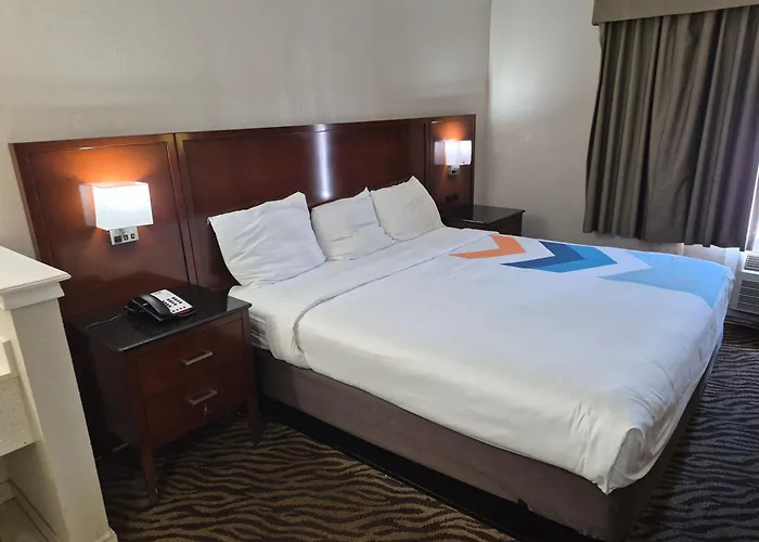 Hometown Inn And Suites Tulsa