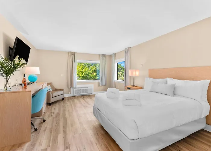 Gold Coast Inn ⁀➷ Breathtaking Sunsets ➠ Standard Lake View Room ➠ 106 Traverse City