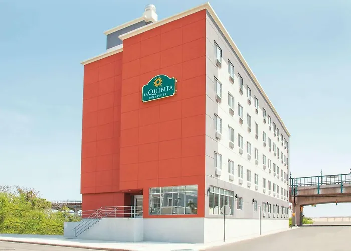 La Quinta Inn & Suites Far Rockaway - Beach Hotel New York